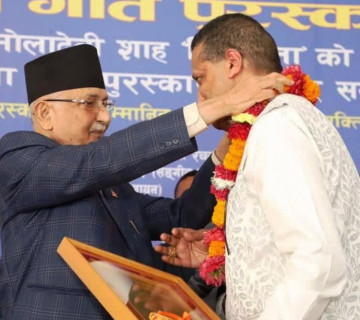 गीतकार वसन्त चौधरीले पाए ‘छिन्नलता गीत पुरस्कार २०७८'